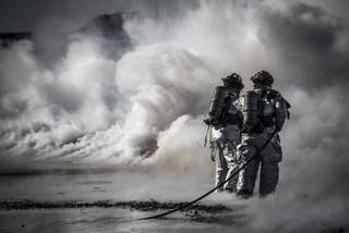 户外消防员消防设备喷雾工作背景图片